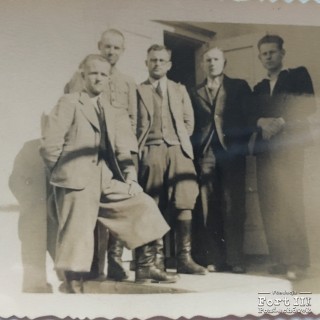 Na zdjęciu Zygmunt Zyblewski stoi pierwszy z lewej strony (okres wojny).